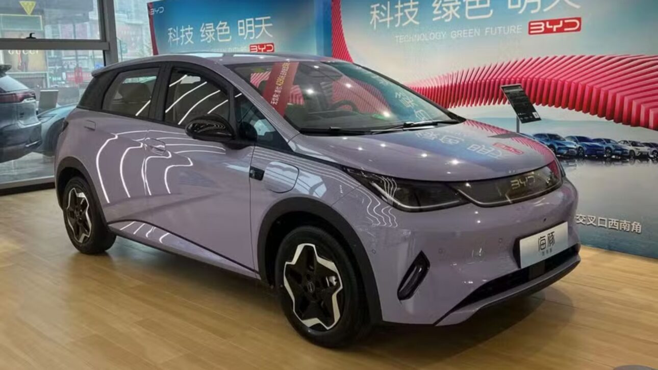 Novo BYD Dolphin 2026 chega ao Brasil com até 520 km de autonomia, interior redesenhado e produção nacional em Camaçari.