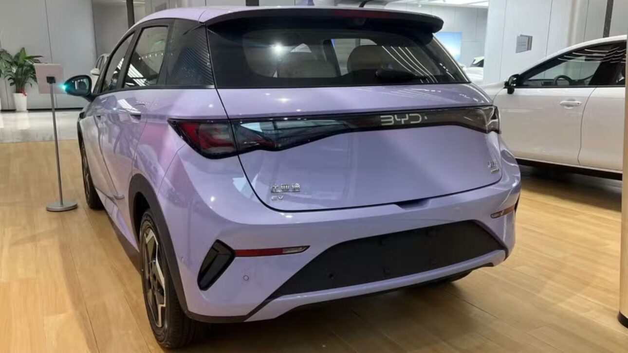 Novo BYD Dolphin 2026 chega ao Brasil com até 520 km de autonomia, interior redesenhado e produção nacional em Camaçari.