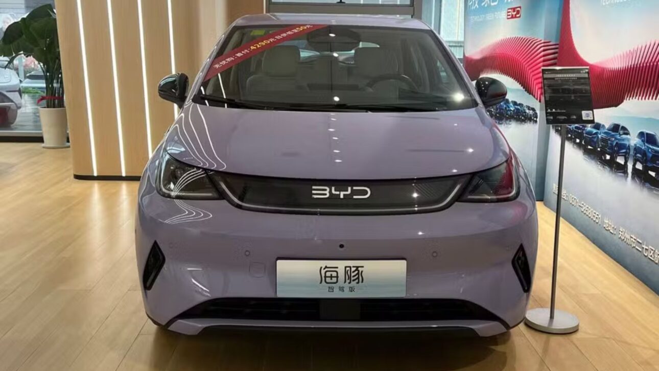Novo BYD Dolphin 2026 chega ao Brasil com até 520 km de autonomia, interior redesenhado e produção nacional em Camaçari.