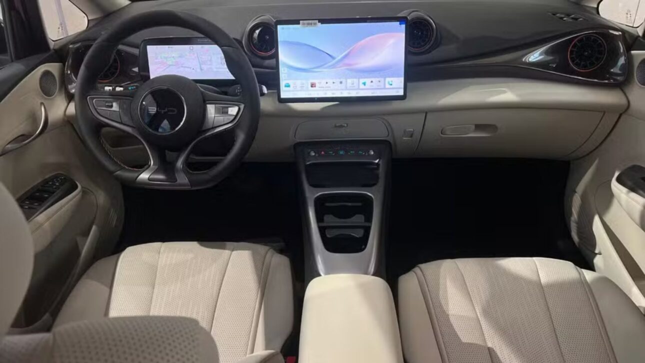 Novo BYD Dolphin 2026 chega ao Brasil com até 520 km de autonomia, interior redesenhado e produção nacional em Camaçari.