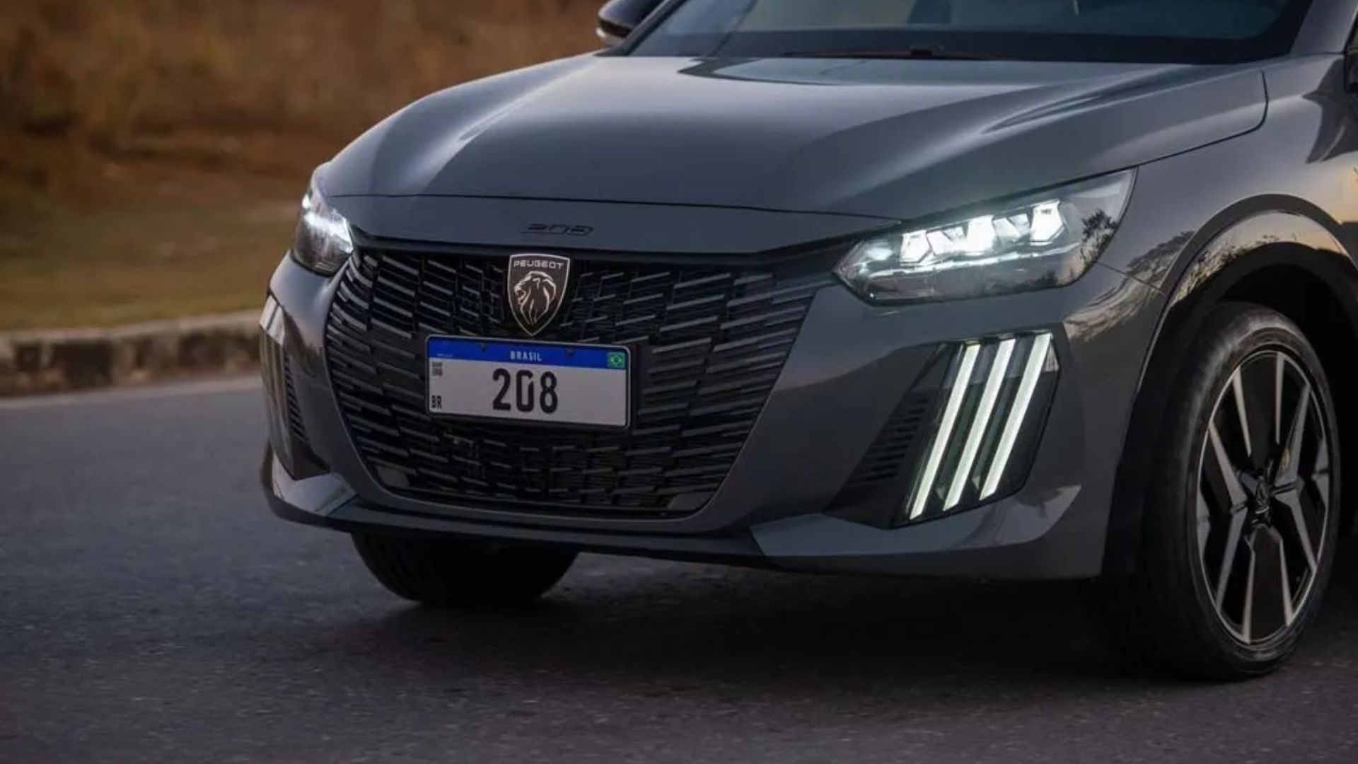 Peugeot 208 2026 chega com câmbio automático CVT, versão híbrida, motor turbo, consumo urbano de até 13 km/l