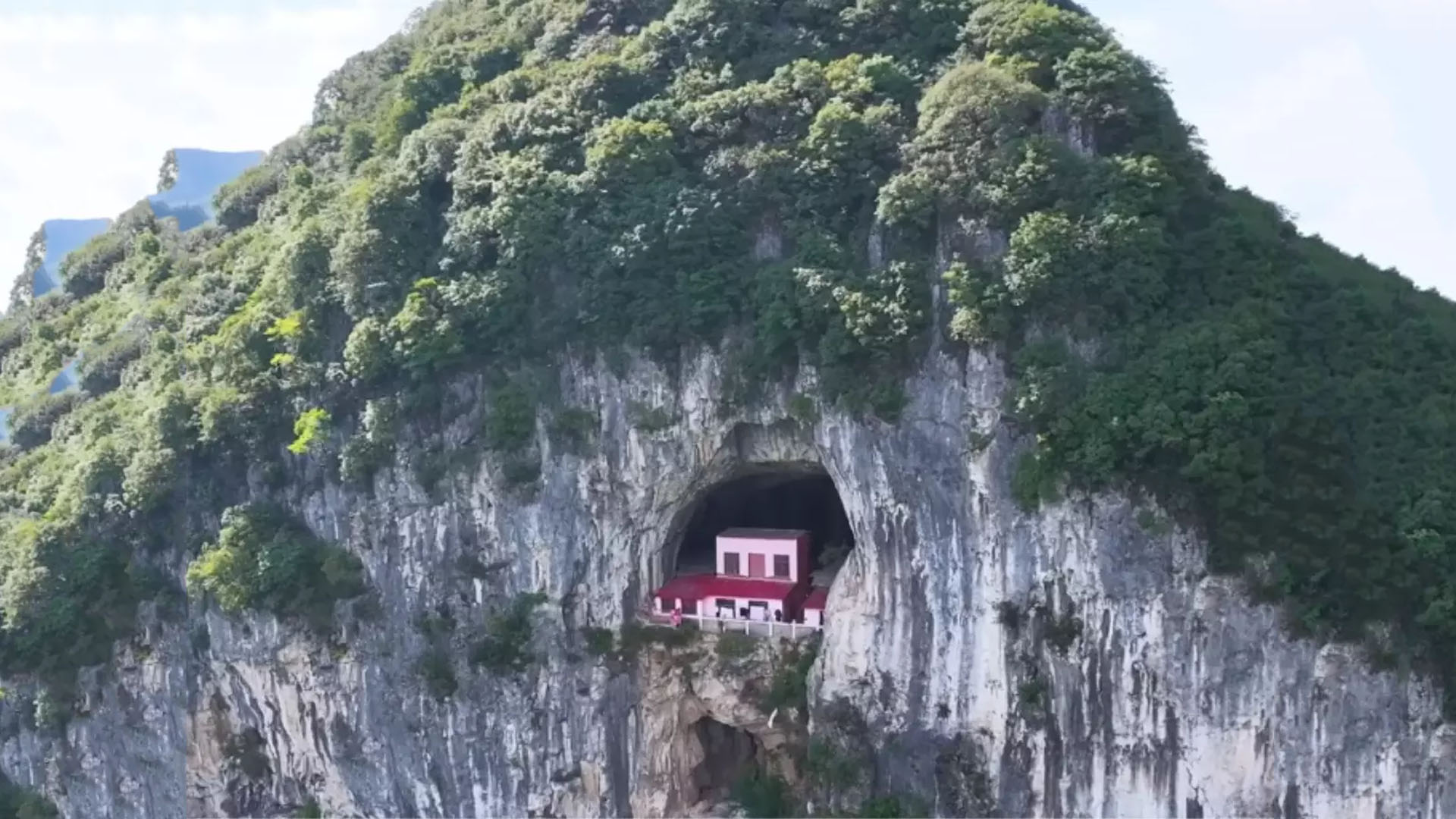 Isolada em caverna no meio das montanhas, mulher vive sozinha há 10 anos, cuida de templo com estátuas budistas em Anshun e diz que quanto mais o tempo passa mais ela se torna feliz