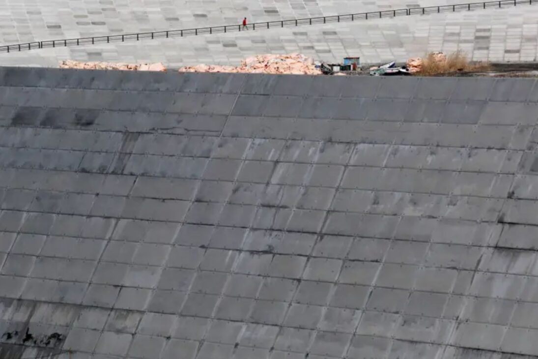 Japão ergue muralha de 400 km e 12 metros para segurar tsunamis após 2011, custa US$12,7 bi, entrega até 2030, salva vidas, irrita moradores locais