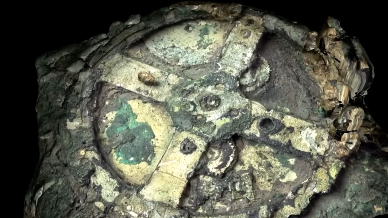 Mecanismo de Antikythera o computador grego achado em naufrágio que desafia a linha do tempo da tecnologia moderna