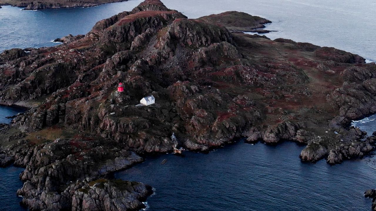 Mulher vive sozinha há quase duas décadas em ilha remota na Noruega e transforma farol abandonado em hotel 'fora da rede'
