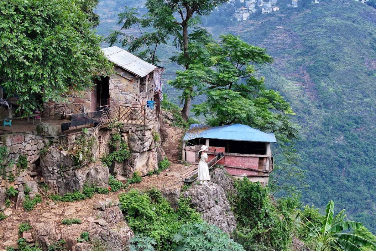 Nascido em 1989, o homem que vive sozinho nas montanhas do condado de Anlong, em Guizhou, mantém criação de ovelhas e produção de vinho artesanal.
