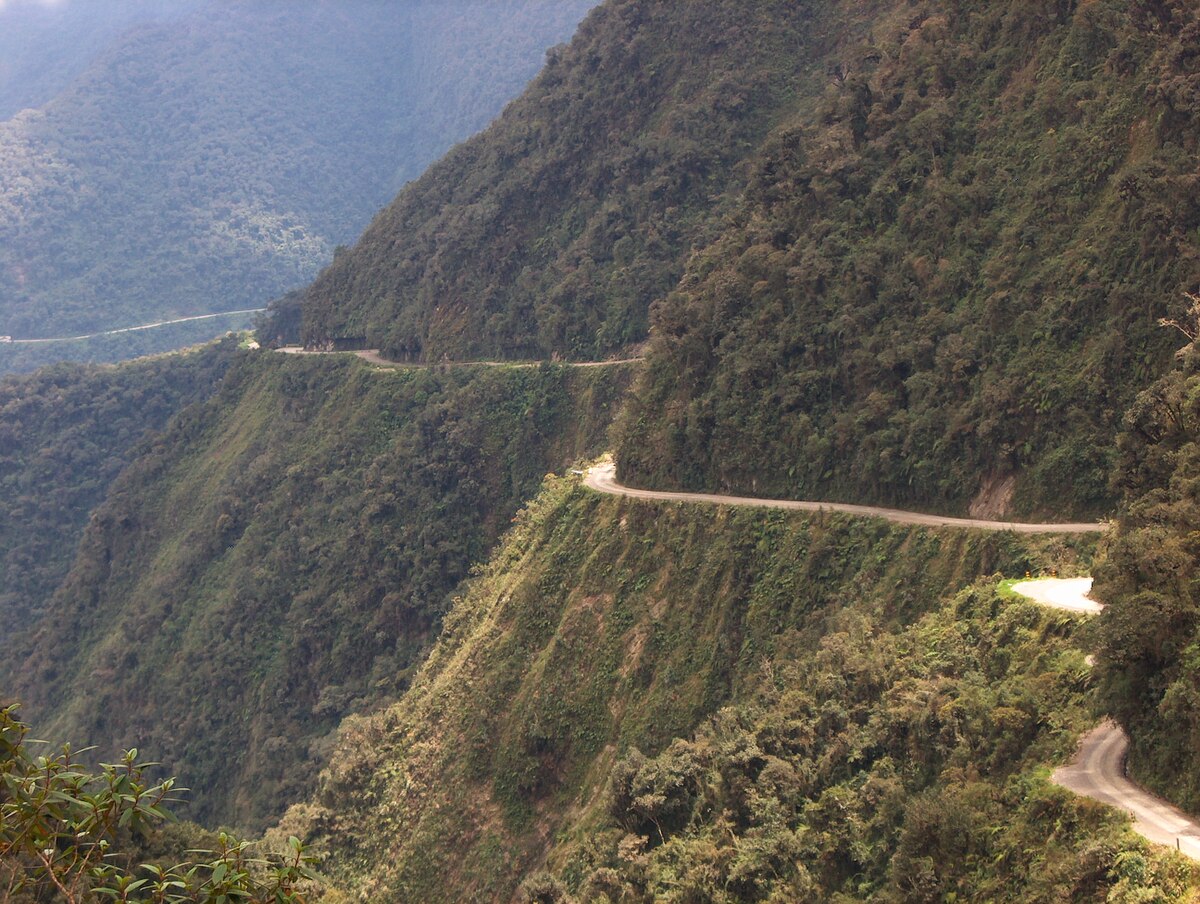Com penhascos de 800 metros, 64 km de extensão e altitude que chega a 4.650 metros, a estrada considerada a mais mortal do país vizinho do Brasil desafia motoristas em um dos trajetos mais letais do planeta