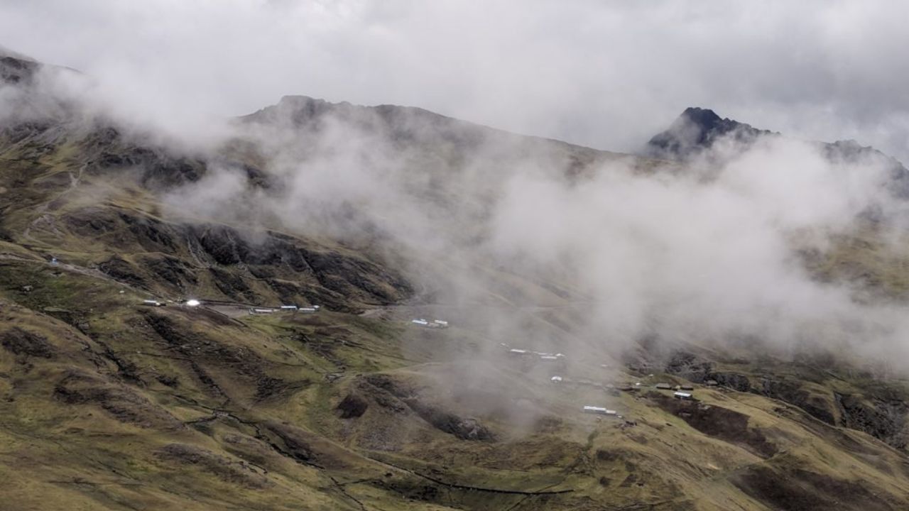 Nos Andes peruanos, a nação Q'ero vive isolada há séculos sem estradas, cultivando batatas ancestrais e criando lhamas para sobreviver