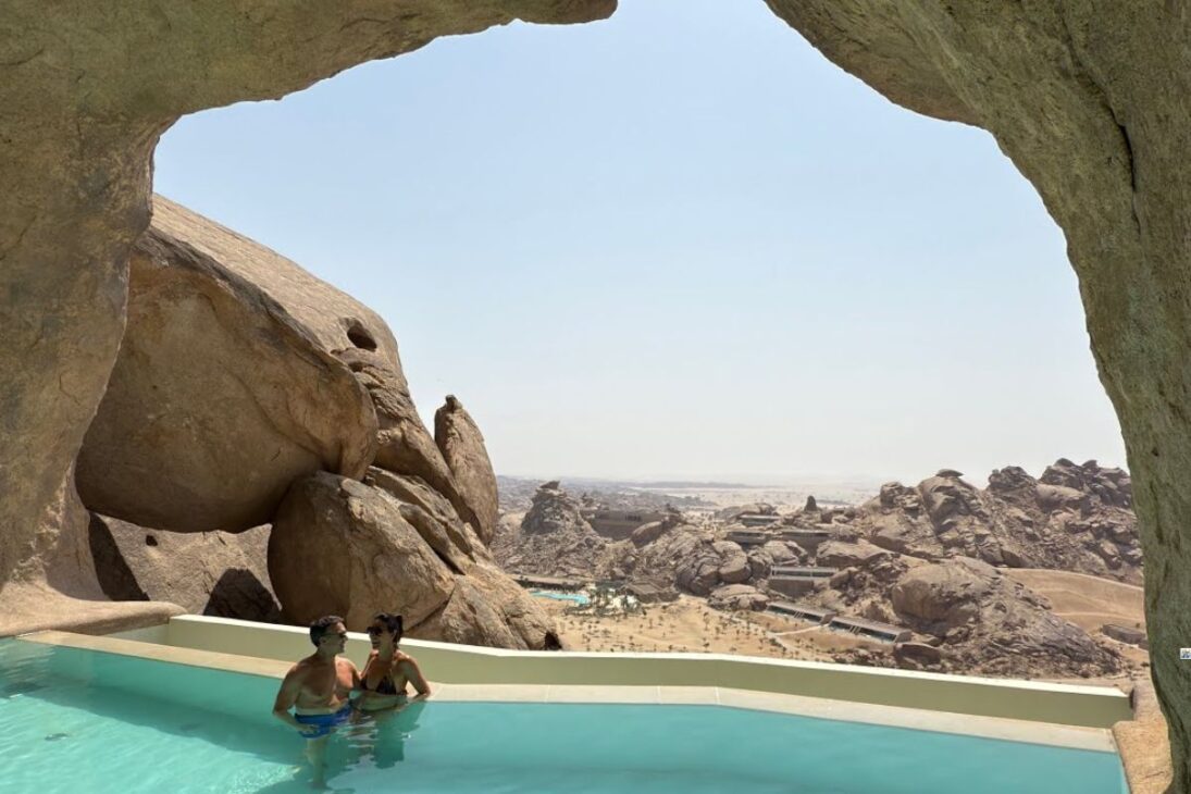 O resort mais impressionante da Arábia Saudita: piscina no penhasco, spa com vista e ioga ao pôr do sol no deserto