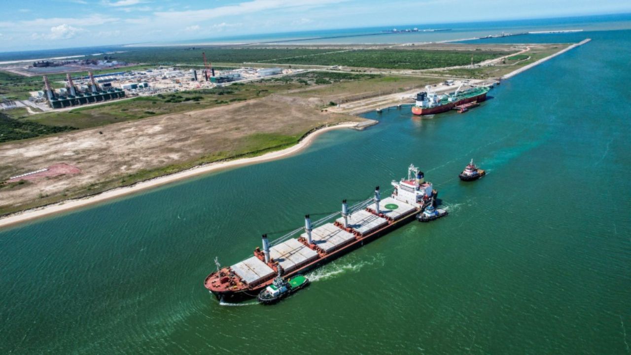 Vista aérea do Porto do Açu com navios cargueiros em operação, destacando a infraestrutura industrial e o potencial logístico para exportação de e-combustíveis.