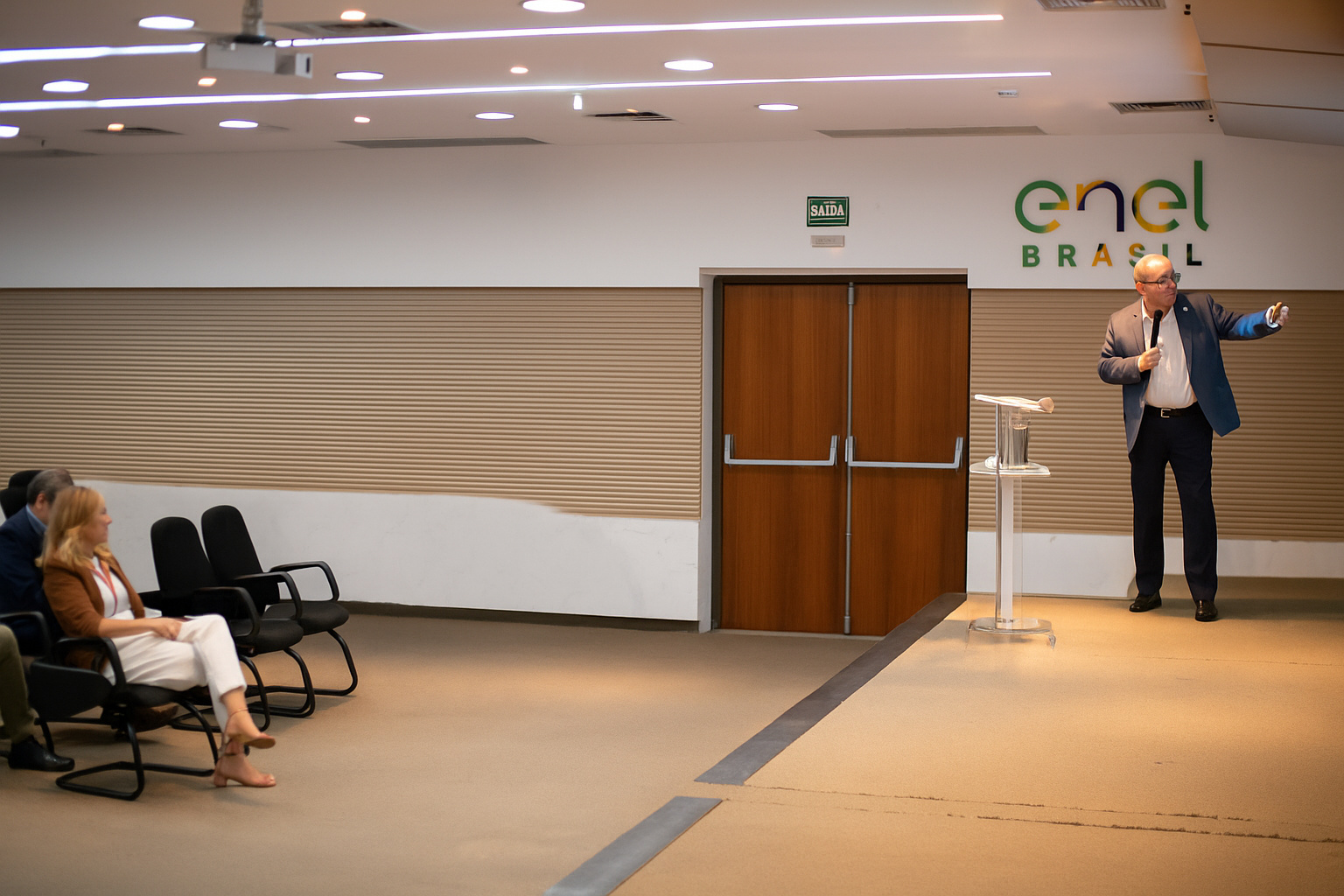 Apresentação profissional com slides sobre inovação e sustentabilidade em um ambiente corporativo.