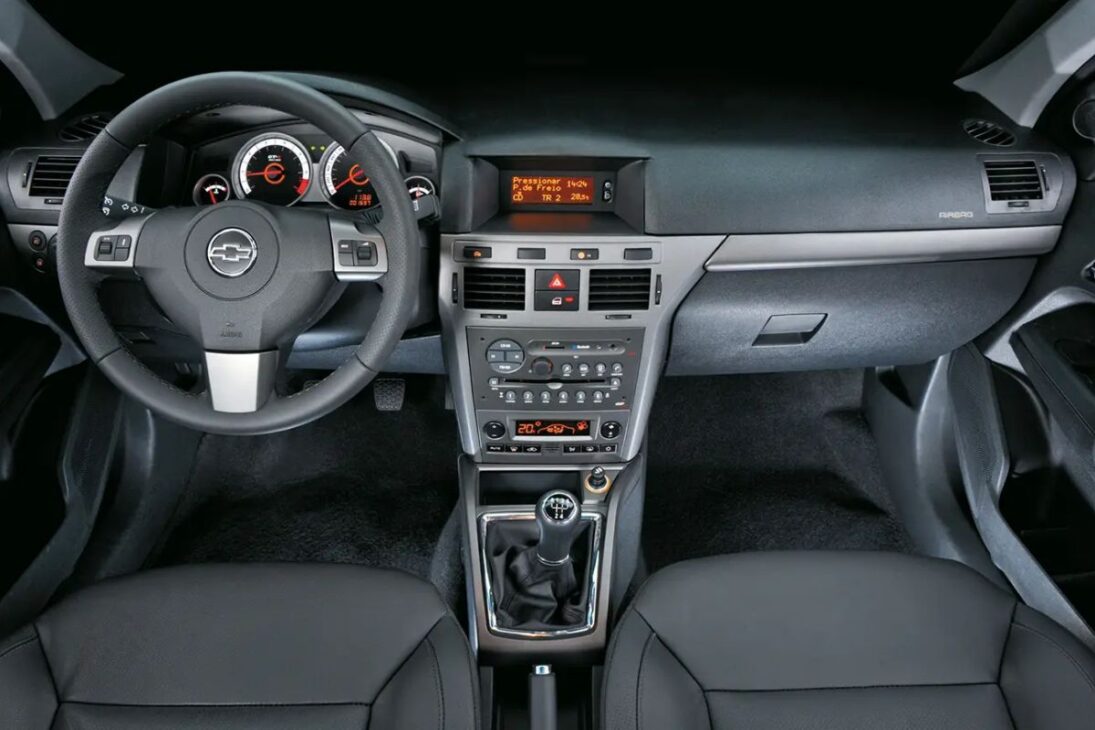 Procura hatch médio acessível e completo? Vectra GT entrega conforto, interior sólido, câmbio manual preciso e manutenção barata, com opinião de dono e uso