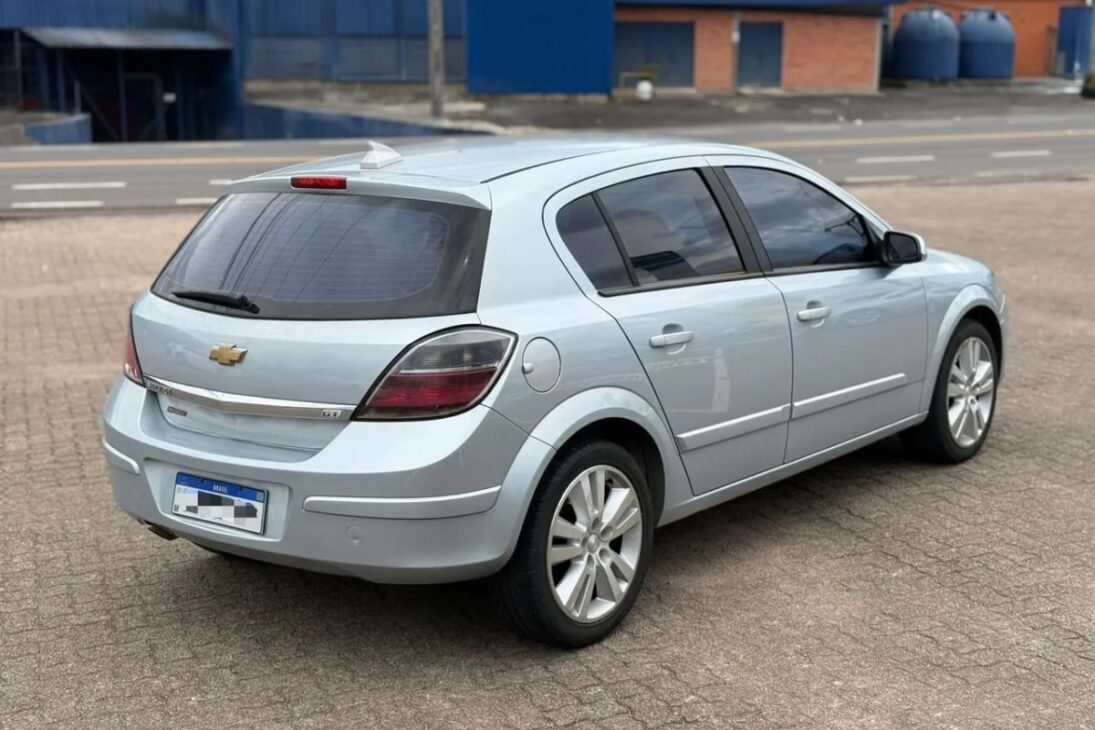 Vectra GT, hatch médio com conforto, câmbio manual e manutenção barata, avaliado no uso real e opinião de dono, com pontos fortes, custos e o que observar na compra.