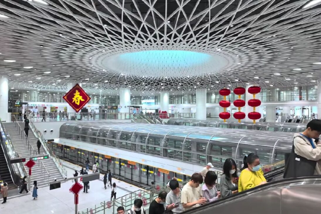Shenzhen já vive em 2050: metrô automático, arquitetura futurista e bilhete digital fazem a cidade parecer uma mistura de aeroporto com filme de ficção científica
