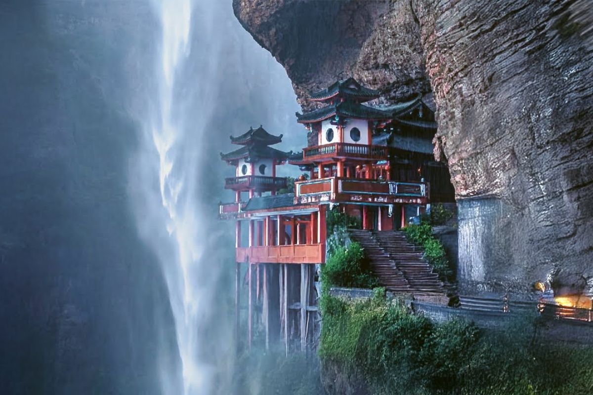 Descubra o templo escondido na montanha em Fujian: o Lingtong, erguido sobre um penhasco, símbolo da engenhosidade chinesa e da harmonia espiritual.