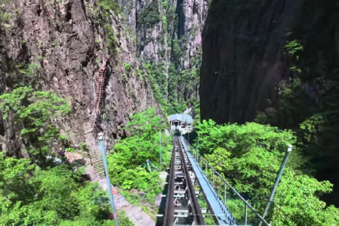 Uma ferrovia pendurada a 500 metros do chão leva viajantes ao topo de Huangshan, o destino chinês mais próximo do céu