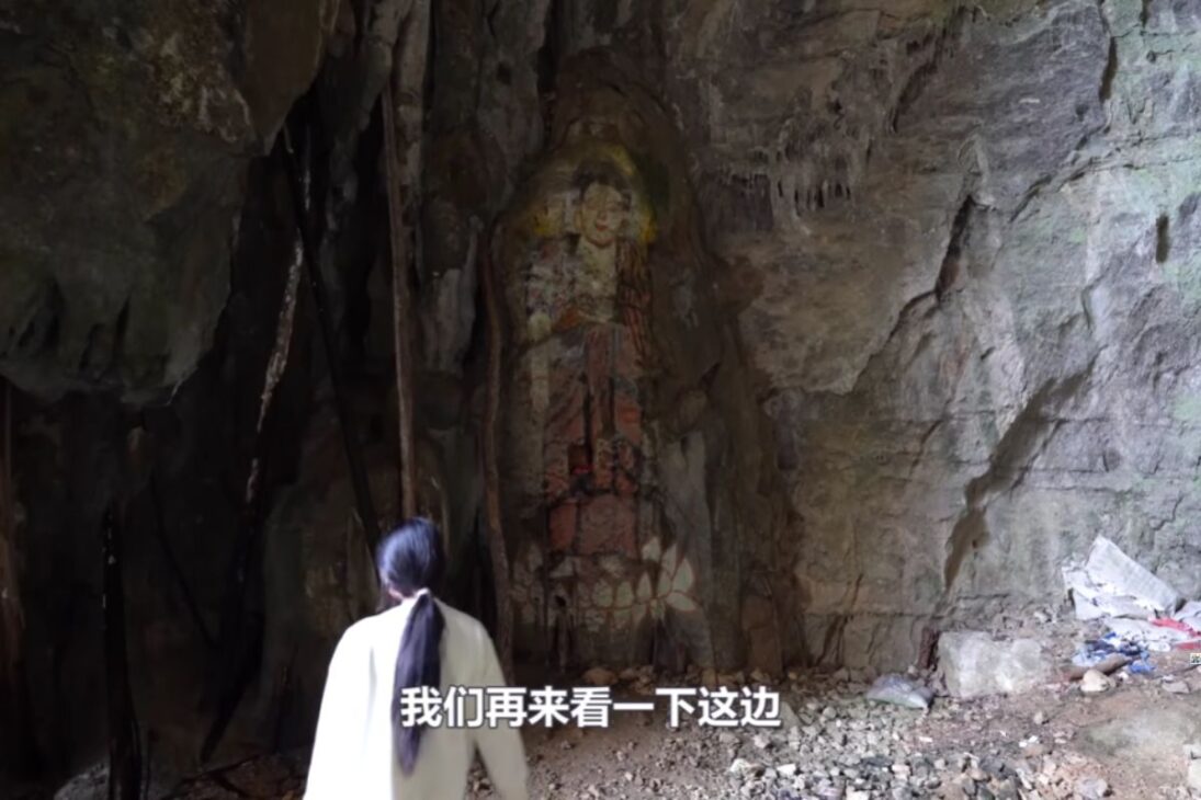 Uma porta antiga escondida nas montanhas revela um buraco gigante e um templo esquecido, com vestígios humanos e estátuas misteriosas sob um penhasco milenar em Chongqing