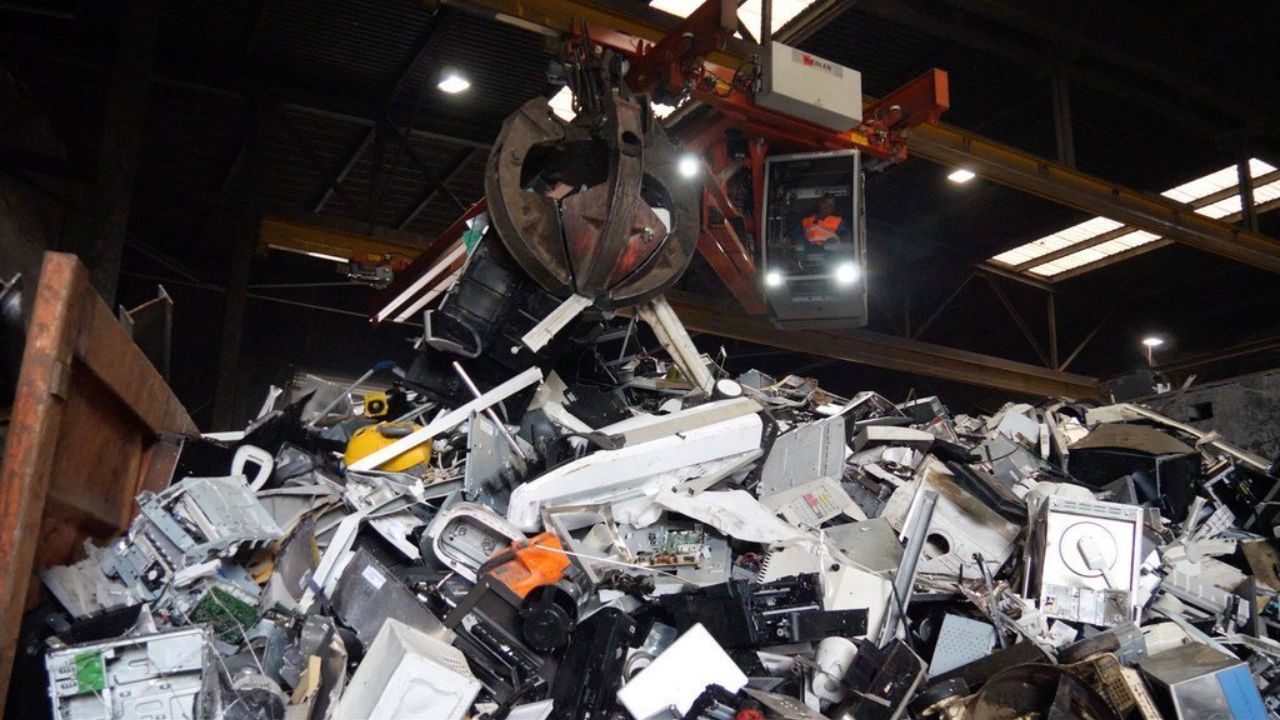 Usinas que 'garimpam' placas e transformam lixo eletrônico em fortuna o negócio bilionário da sucata digital que muda o fim de um computador em começo de riqueza