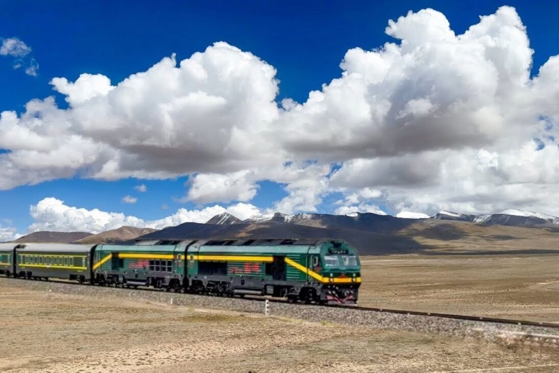 Viaje pelo teto do mundo em um trem que parte de Xining rumo a Lhasa, cruzando 1.956 km de altitude extrema em uma viagem que combina engenharia, cultura tibetana e paisagens de outro planeta.