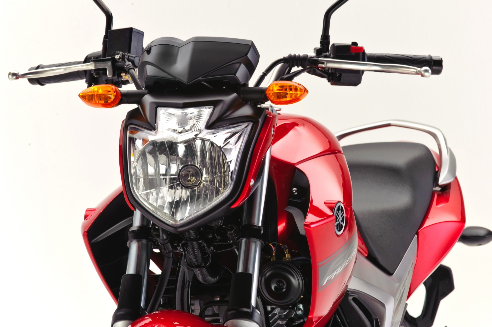 Custando cerca de R$ 9 mil e com motor 250 cc de até 21 cv, moto 'baratinha' da Yamaha faz mais de 30 km/l, roda 100 mil km sem sustos e virou queridinha para trabalhar e viajar; conheça a Fazer 250 2011