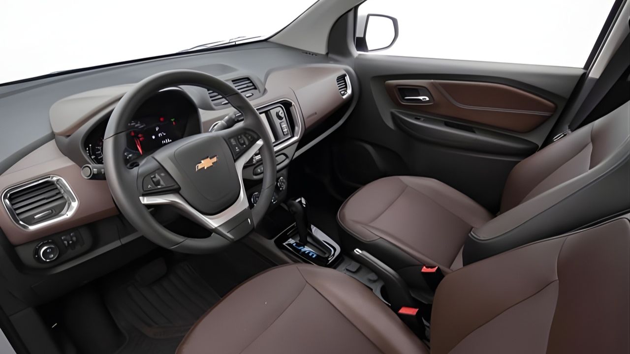 Está pensando em um carro usado? A Chevrolet Spin Premier 2022 se destaca pelo espaço, versatilidade e bom custo-benefício.