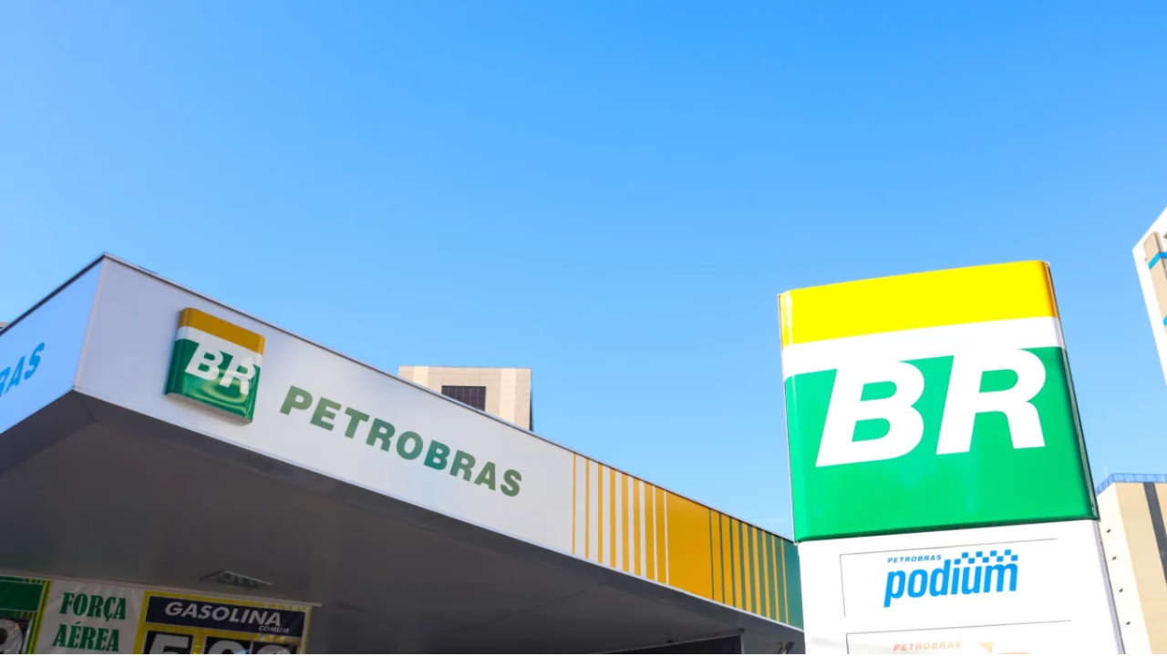 De acordo com o Ineep, os preços dos combustíveis praticados pela Petrobras continuam acima da paridade internacional, mesmo com a desvalorização do petróleo e o fortalecimento do real.
