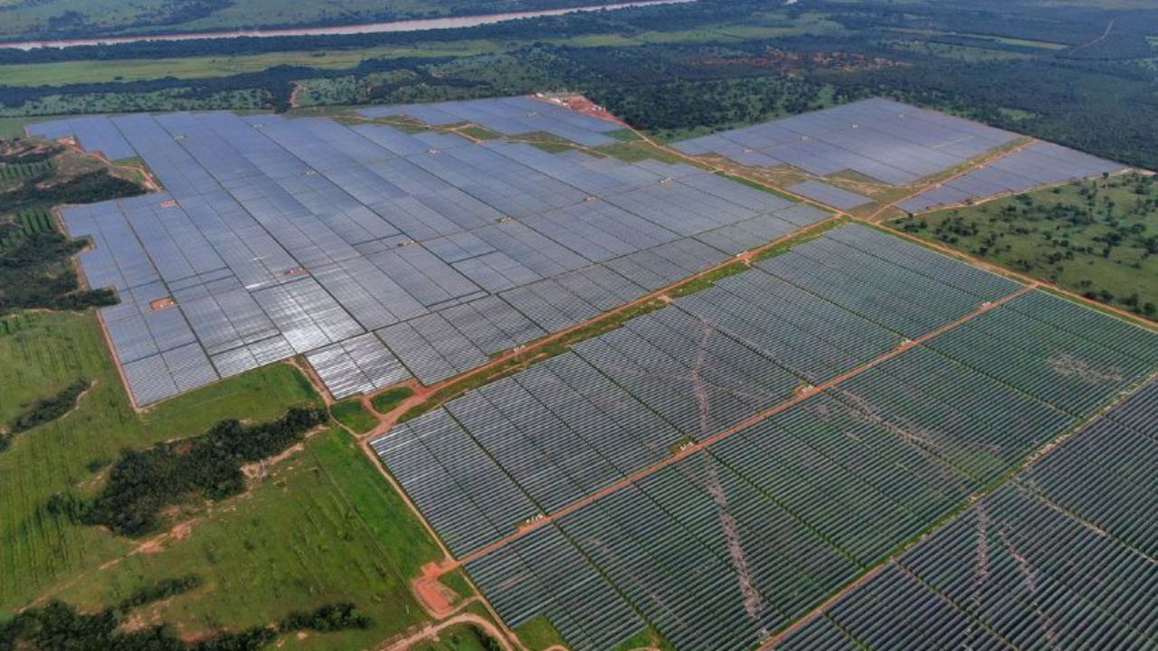 Minas Gerais reforça sua liderança no setor de energia solar ao atingir 13,3 GW de potência instalada. O estado já atraiu R$ 83 bilhões em investimentos e se destaca globalmente na geração sustentável.