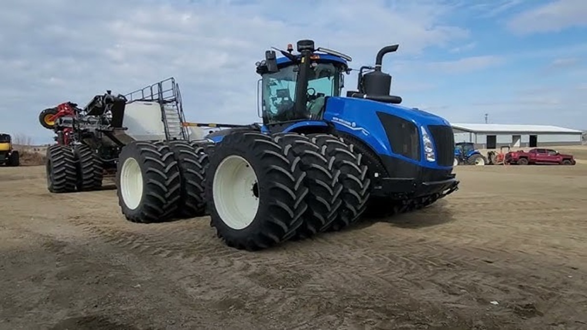 Trator NEW HOLLAND T9 usa pneus Goodyear LSW 800/55 R46 de R$ 35 mil cada, com tecnologia LSW que reduz o galope e melhora a tração