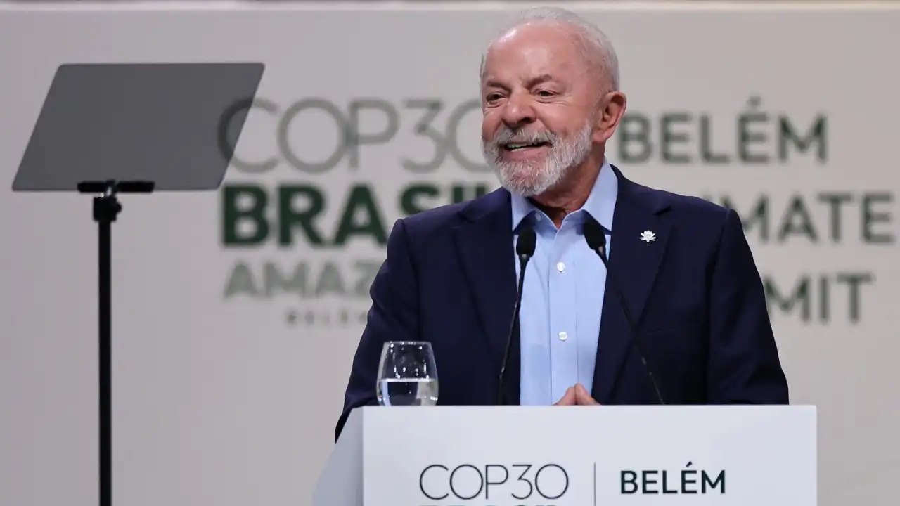 Durante discurso na COP30, o presidente Lula defendeu que países em desenvolvimento utilizem parte dos lucros do petróleo para custear a transição energética. O líder também destacou o papel do Brasil na produção de energia limpa e no avanço do etanol como combustível sustentável.