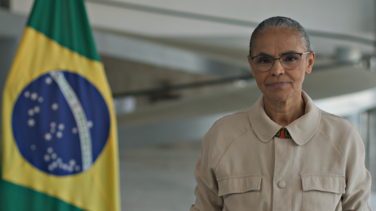 A ministra Marina Silva reconhece desafios e contradições na transição energética brasileira e defende que parte dos lucros do petróleo seja direcionada ao investimento em fontes limpas, como energia solar, eólica e hidrogênio verde.