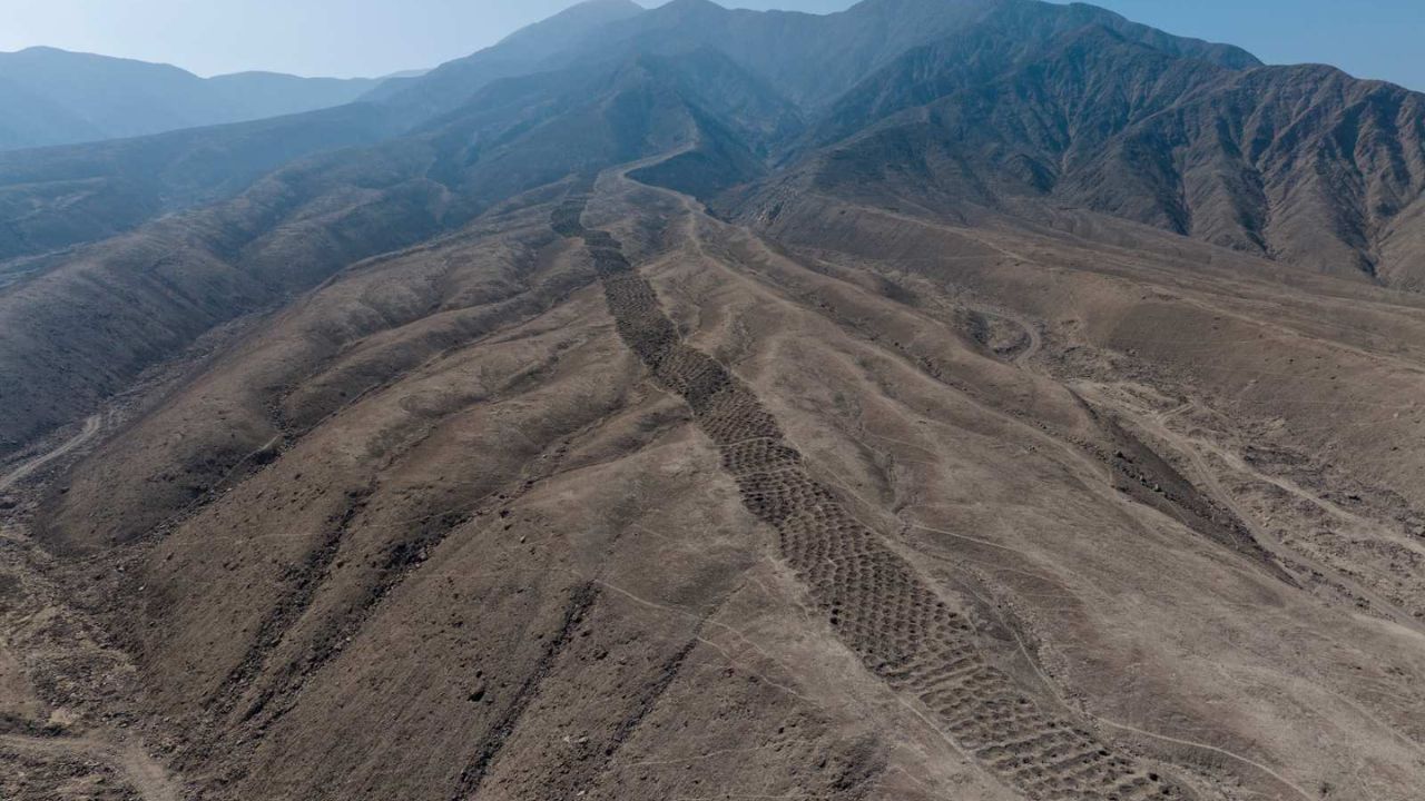 Novo estudo arqueológico revela a verdadeira finalidade dos mais de 5 000 buracos alinhados na Cordilheira dos Andes, resolvendo um antigo mistério pré-inca.