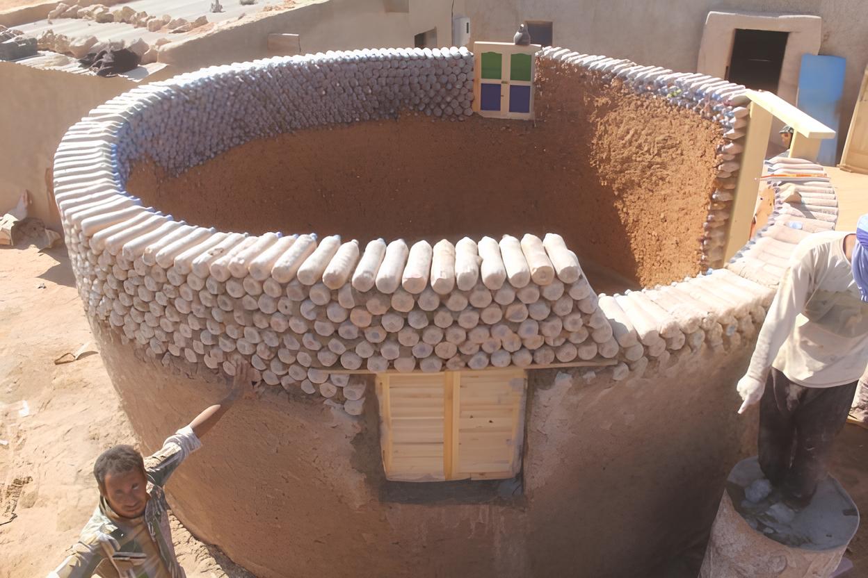 A parede feita com garrafas PET cheias de areia pode virar a próxima alternativa ao tijolo de barro, unindo resistência surpreendente, alto isolamento e um custo tão baixo que já chama atenção da construção civil sustentável