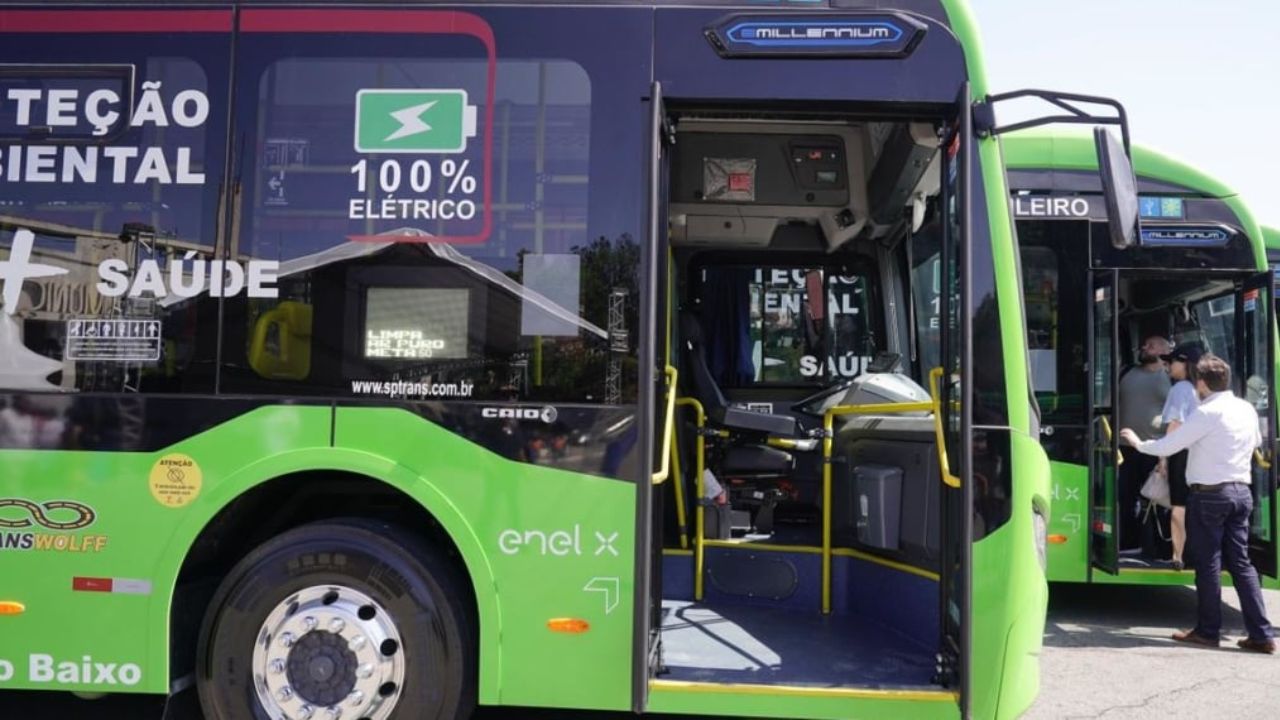Ônibus elétricos verdes estacionados, com destaque para tecnologia limpa e proteção ambiental, sem pessoas visíveis.