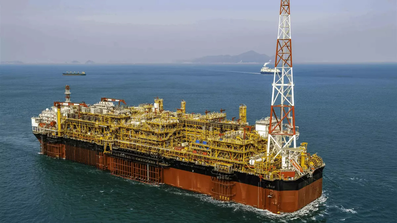 A Petrobras obteve autorização do Ibama para aumentar em 115 mil barris por dia a capacidade de seis plataformas de petróleo, incluindo o FPSO Almirante Tamandaré, reforçando sua liderança na produção e exportação nacional.