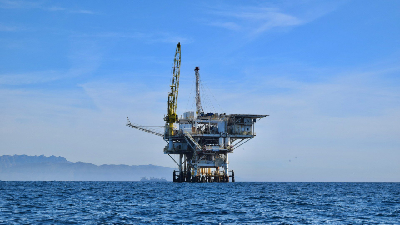 Pesquisa Quaest revela que o número de brasileiros favoráveis à exploração de petróleo na margem equatorial subiu para 42%, enquanto os contrários caíram para 49%. Levantamento ocorre durante a COP30, em Belém, e reflete mudanças na percepção pública sobre energia e meio ambiente.