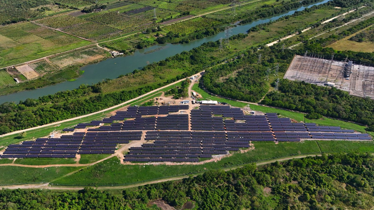 O Solário Carioca, inaugurado em Santa Cruz, converte um antigo aterro sanitário em uma usina solar de 5 MW, com economia anual de R$ 2 milhões e geração de empregos locais. Fonte: Prefeitura do Rio
