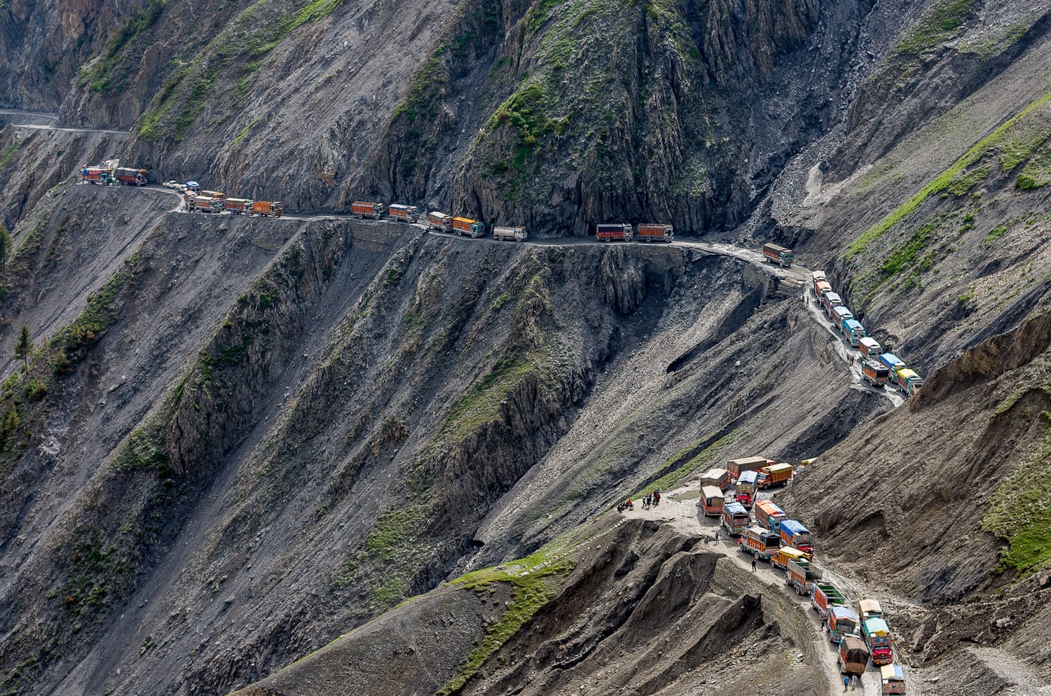 Com 3.528 metros de altitude, nevascas constantes e precipícios que despencam por centenas de metros, Zoji La, a estrada de alta montanha considerada uma das mais perigosas do mundo desafia motoristas em um dos trajetos mais extremos do planeta