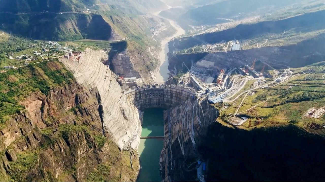 Com 8 milhões de m³ de concreto, uma barragem colossal de 289 metros de altura e potência capaz de rivalizar com as maiores do planeta, a Baihetan Hydropower Station consolida a China como líder mundial em megaprojetos hidrelétricos