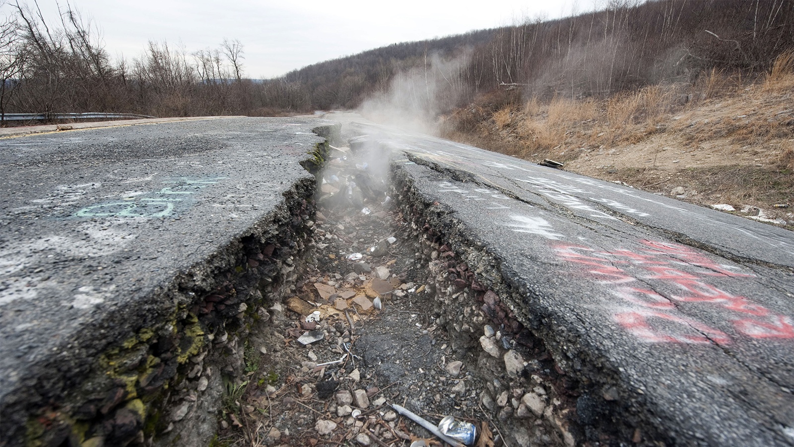 Silent Hill da vida real? A cidade onde o fogo nunca se apaga: incêndios subterrâneos queimam carvão há mais de 60 anos, liberam gases tóxicos continuamente e transformaram um município inteiro em zona fantasma nos Estados Unidos