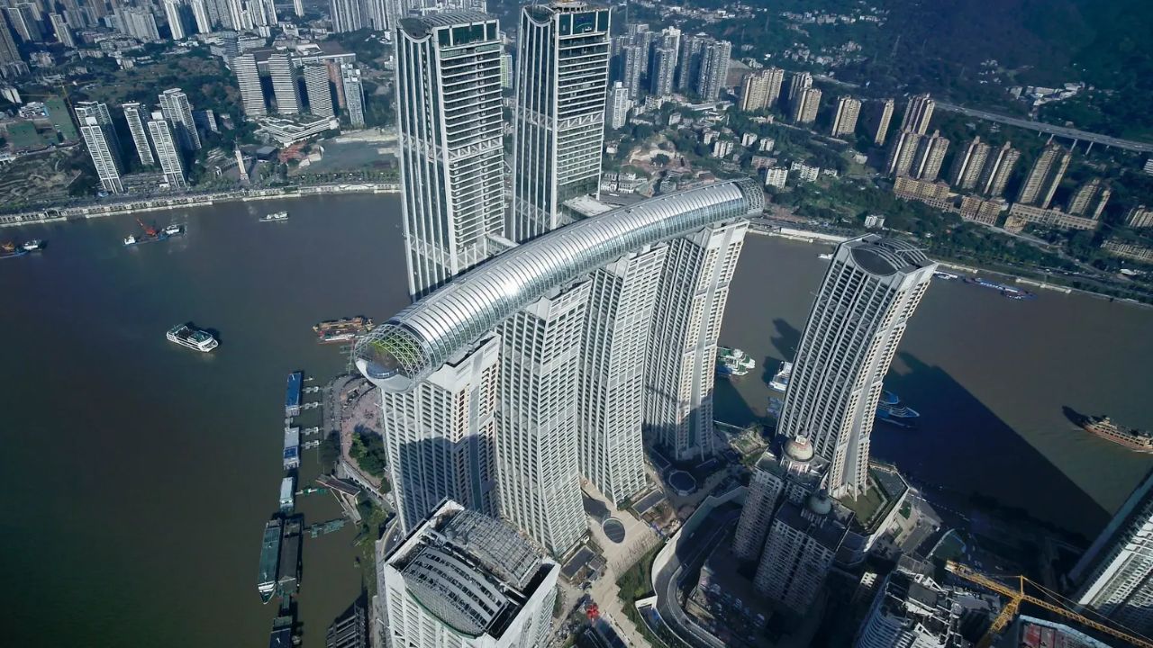 China desafia o impossível: engenheiros encaixam 32 blocos de 80 mil toneladas a 100 m de profundidade, criam túnel subaquático gigante, ilhas artificiais, arranha-céu