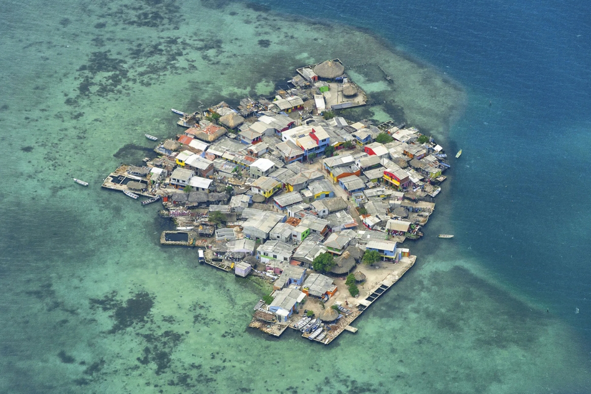 Em só 0,012 km², a ilha mais densamente povoada do mundo abriga mais de 1.200 pessoas e 115 casas
