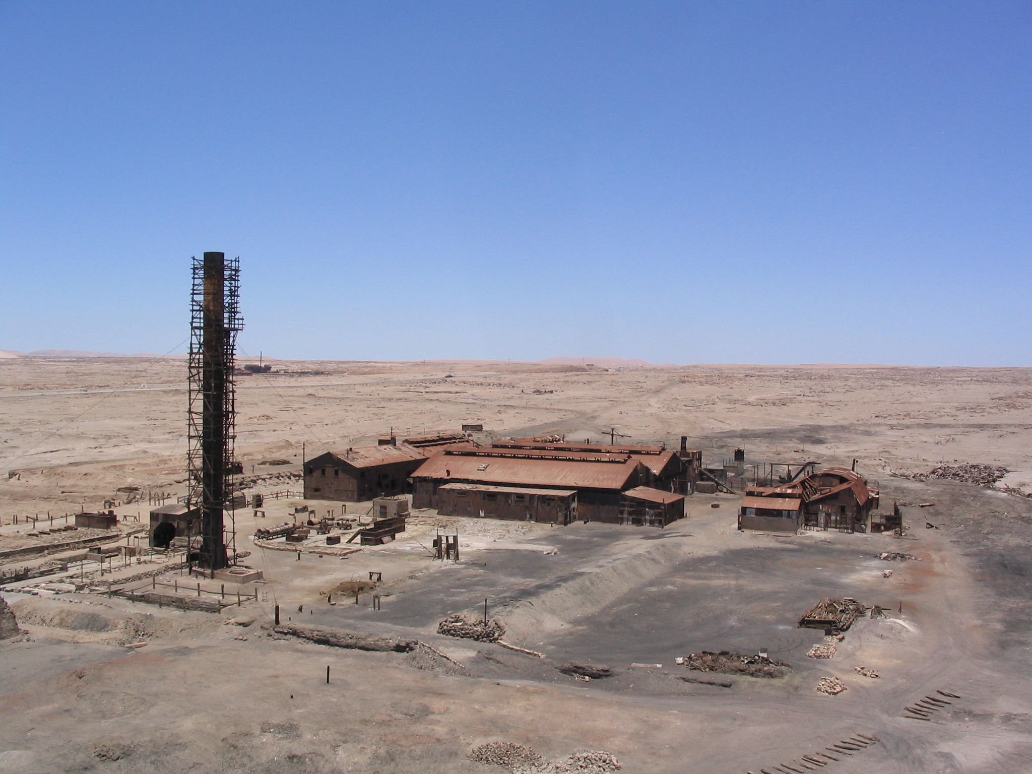 Esse foi o polo industrial do salitre que ajudou o Chile a dominar até 80% do mercado mundial de nitrato, movimentou milhões de toneladas exportadas por ferrovia e, após o colapso do setor, virou uma cidade fantasma