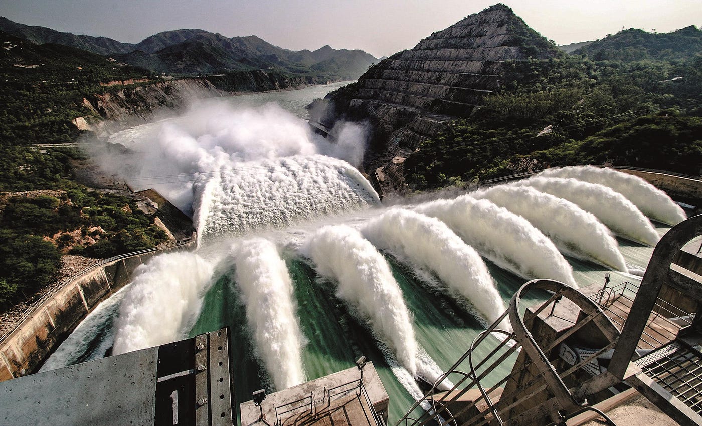 Com 143 metros de altura, 2.743 metros de extensão e mais de 100 milhões de m³ de materiais compactados em sua estrutura de terra e rocha, a Tarbela Dam se tornou um dos colossos hidráulicos mais impressionantes da engenharia mundial