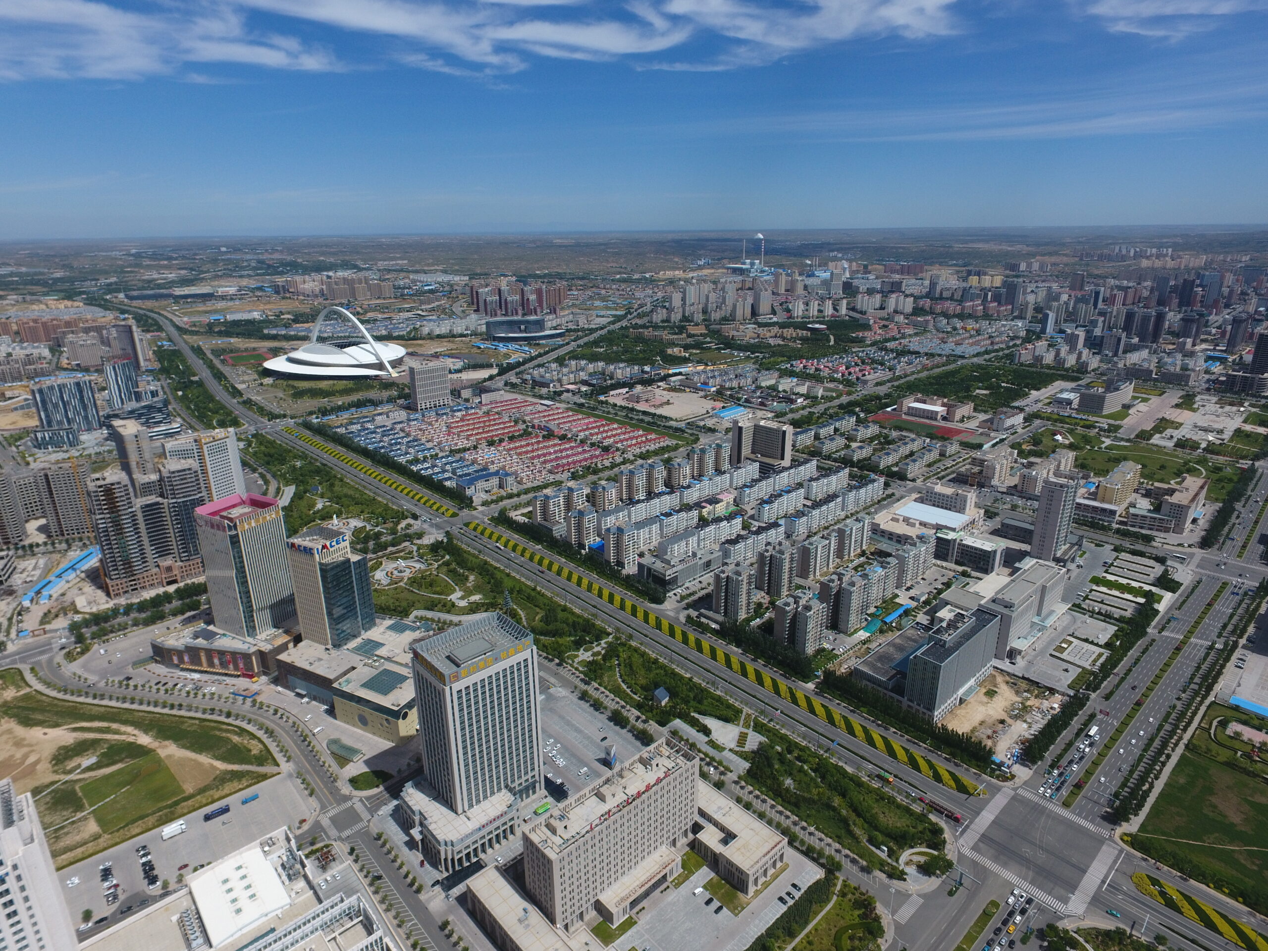 Na Mongólia Interior, a China investiu bilhões para erguer uma cidade no deserto, urbanizando mais de 350 km² com infraestrutura para mais de 1 milhão de pessoas.
