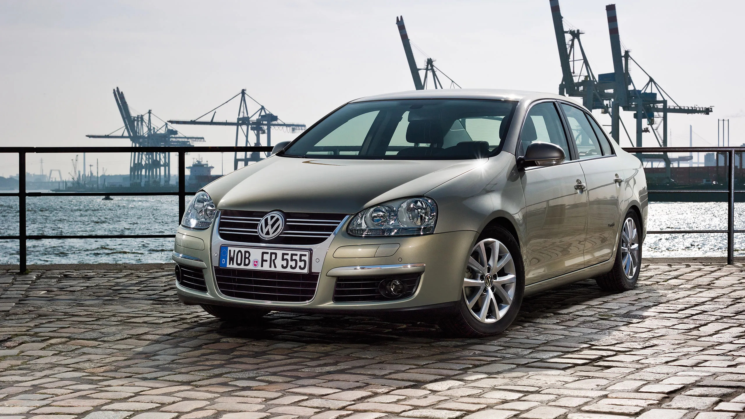 Com motor 2.0 FSI de 150 cv, câmbio Tiptronic e acabamento de sedã premium, o Volkswagen Jetta clássico reaparece nos usados por cerca de R$ 47 mil e volta a conquistar os brasileiros
