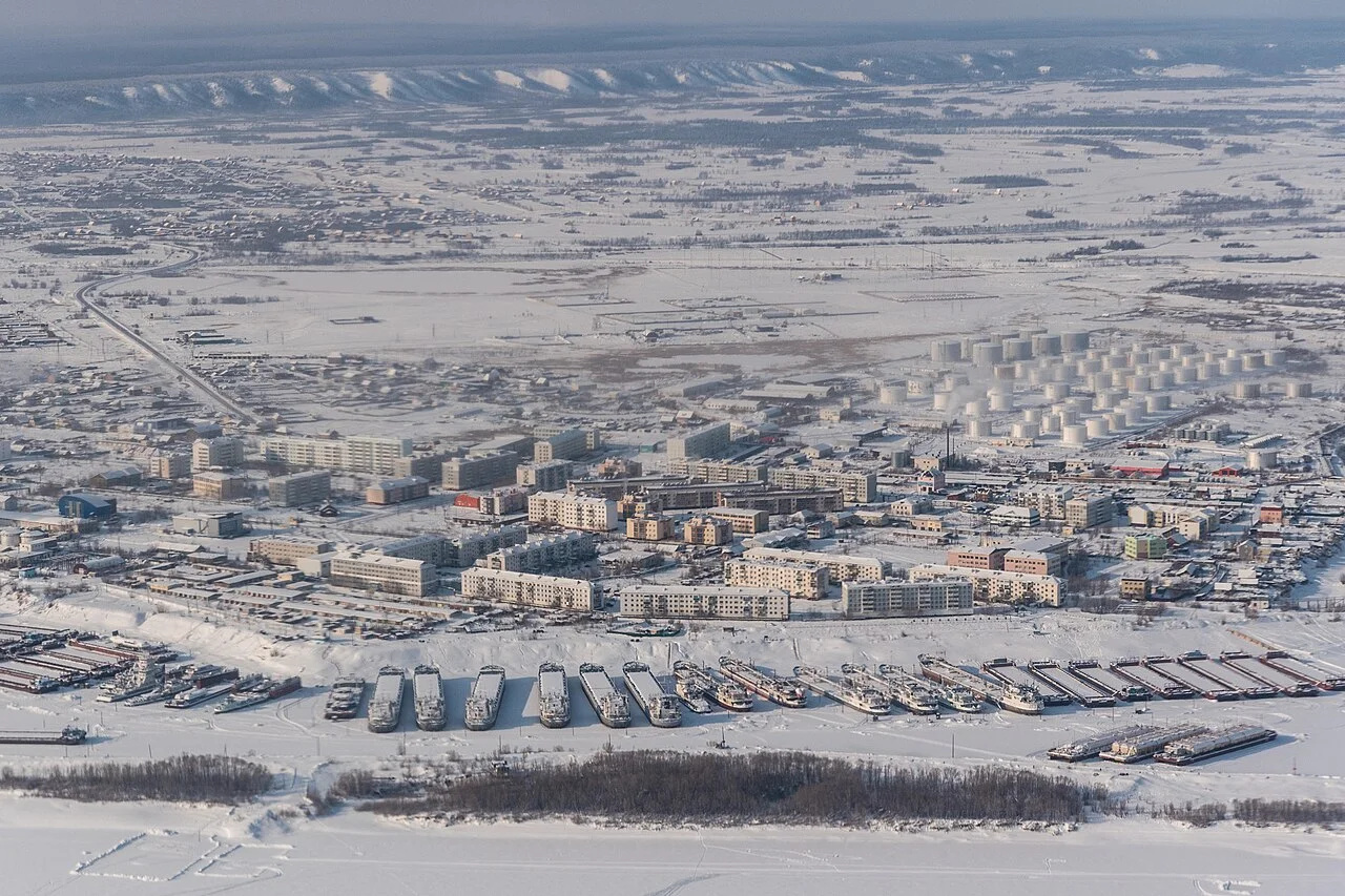 Aeroporto construído sobre permafrost com camadas congeladas a mais de 300 metros enfrenta deslocamentos do solo, exige manutenção constante das pistas e opera sob temperaturas que chegam a −50 °C
