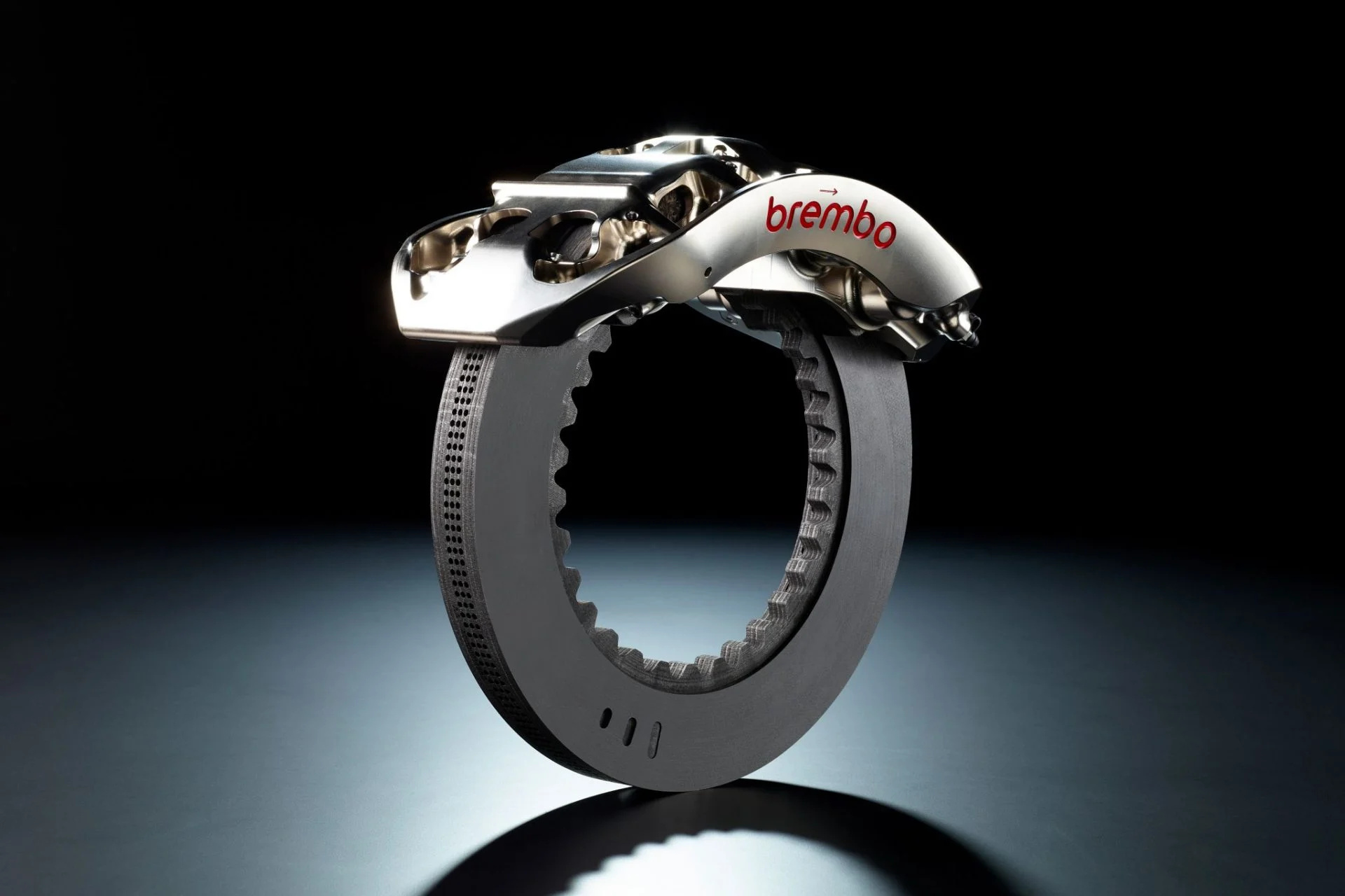 Com discos de carbono-carbono e pinças sob medida que custam mais de US$ 300 mil para substituir, o Bugatti Bolide abriga o sistema de freios mais caro do mundo