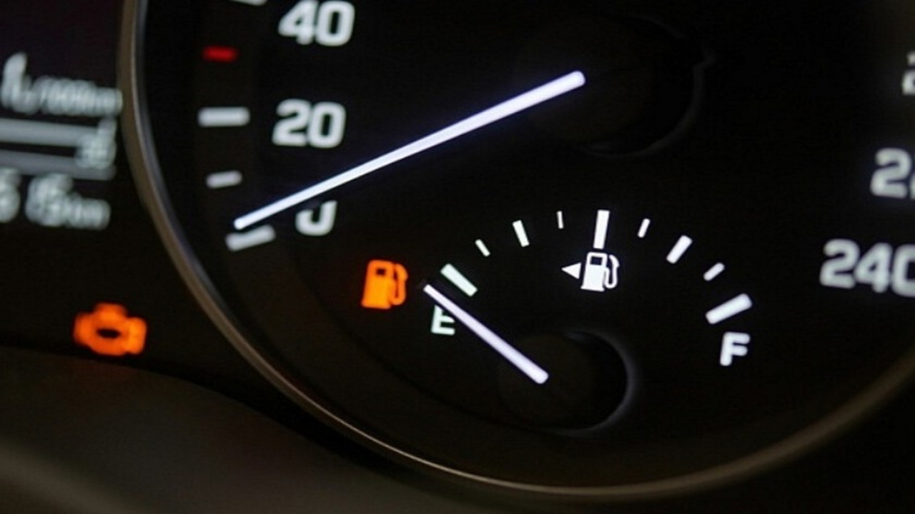 Muitos pensam que é porque está vazio, mas é isso que o E no medidor de gasolina realmente significa e pode evitar custos de manutenção no carro