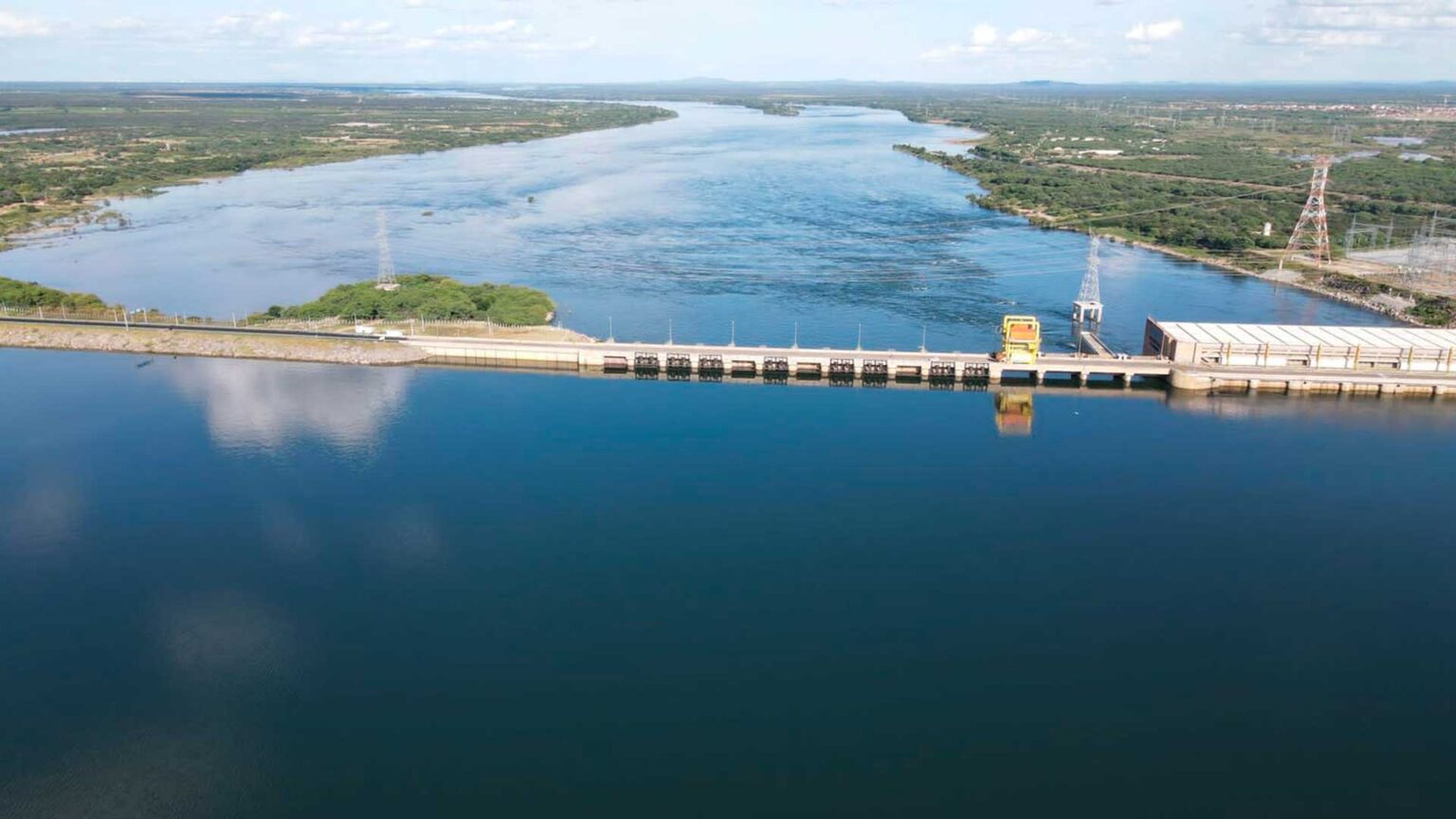 Com 4.214 km² e 320 km de extensão, maior lago artificial do Brasil ...