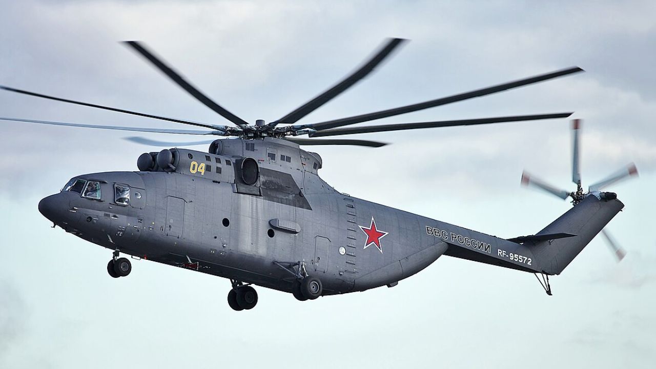 Conheça o maior helicóptero do mundo, capaz de transportar 20 toneladas e atingir quase 300 km/h. Veja como o Mi-26 continua essencial em operações militares e humanitárias.